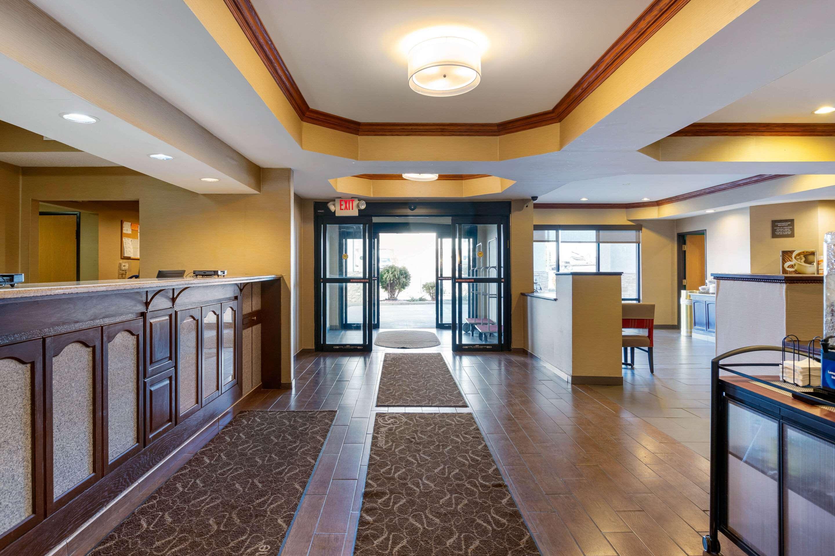 Comfort Suites South Haven Near I-96 Kültér fotó